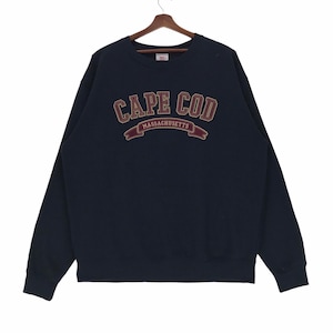 Puede incluir: Una sudadera azul marino con un gráfico de "Cape Cod Massachusetts" en blanco y dorado en la parte delantera.