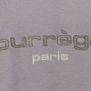 Puede incluir: Una sudadera de color lavanda con el texto "Courr&egrave;ges Paris" bordado en gris y blanco.