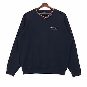 May include: A navy blue v-neck sweatshirt with long sleeves and the text "Munsingwear" embroidered in red on the front.