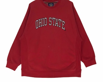 Pode incluir: Camisola de cor vermelha com o texto "Ohio State" em letras brancas e pretas.