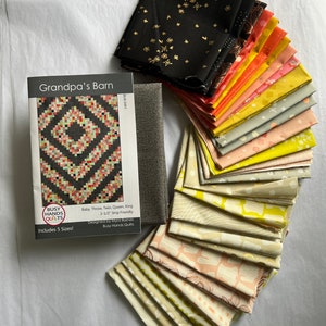 Puede incluir: Un patrón de colcha llamado "Grandpa's Barn" con un esquema de color negro, rojo y verde. El patrón incluye 5 tamaños: bebé, manta, doble, reina y rey. El patrón es amigable con las tiras y utiliza tiras de 6,35 cm. El patrón está diseñado por Myra Barnes para Busy Hands Quilts.