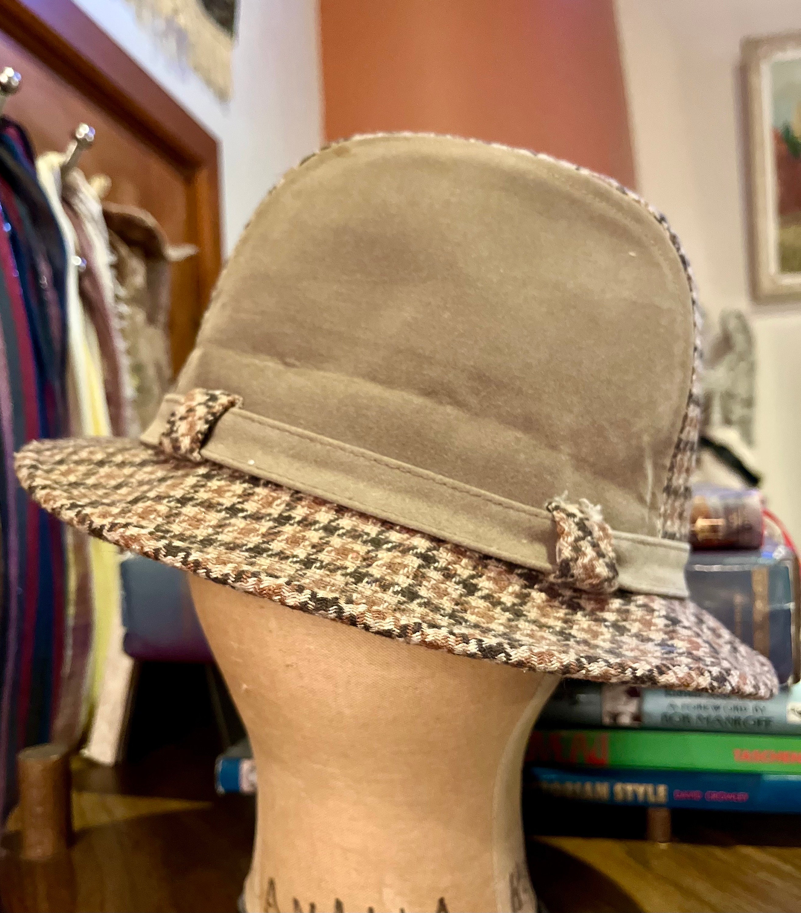 Vintage United Hatters Cap and Millinary Suede and  display picture 1