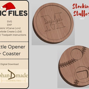 Puede incluir: Una descarga digital de archivos CNC para un abridor de botellas y un posavasos. Los archivos son compatibles con Vetric VCarve, Carbide Create y otros programas. La imagen muestra un posavasos de madera con el texto "megreger" y un abridor de botellas de madera con un diseño de béisbol.