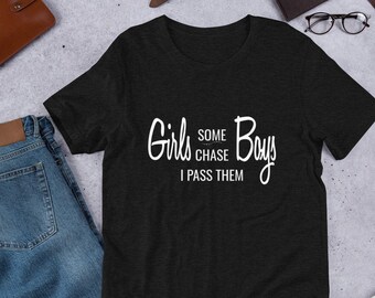 Some Girls Chase Boys I Pass Them T-shirt uniseks