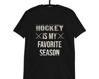 hockey is mijn favoriete seizoen, hockeyteamshirt, hockeycoach, meisjeshockey, jongenshockey, hockeyseizoen, ijshockey T-shirt uniseks