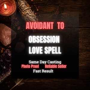 Op de afbeelding: Een digitale afbeelding met de tekst AVOIDANT TO OBSESSION LOVE SPELL, Same Day Casting, Photo Proof, Reliable Seller en Fast Result. De achtergrond toont een brandende kaars, een bundel salie en diverse kristallen op een donker houten oppervlak.