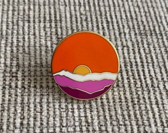 Épingle lesbienne | Épinglette de fierté LGBTQ2SIA+ Subtle Mountain Sunrise