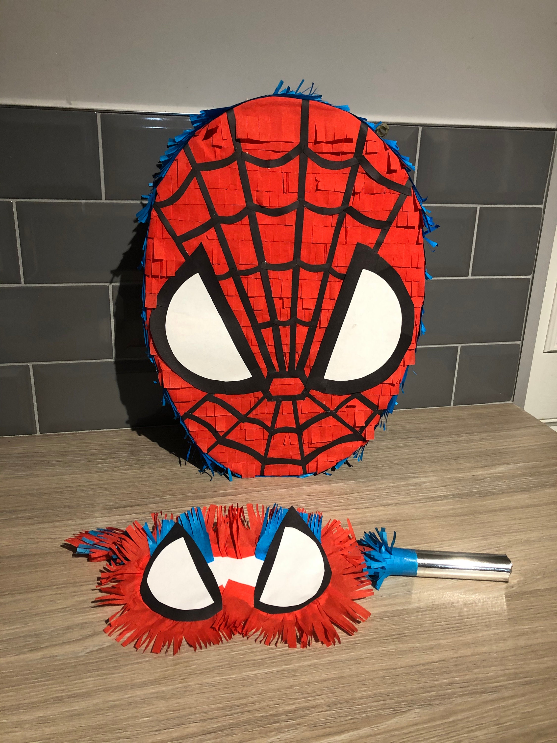 Piñata Spiderman y palo de piñata de madera -  México