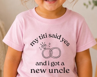 Ma tante a dit oui ! Tante se marie ! Vêtements pour bébé/enfant, t-shirt pour neveu/nièce de la mariée. Ma tante est la mariée. Annonce de fiançailles.