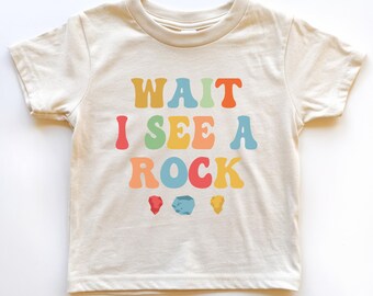 T-shirt « Attends, je vois une pierre » pour tout-petits, idéal pour les garçons passionnés de géologie et les collectionneurs de pierres.