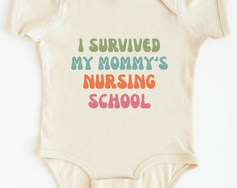 Ma maman maman diplômée de l'école d'infirmières Body bébé J'ai survécu à ma mère en formation d'infirmières T-shirt pour enfants Future infirmière cadeaux pour femme