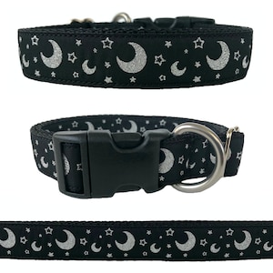 Könnte beinhalten: Schwarzes Hundehalsband mit einem silbernen Glitzer-Mond- und Sternenmuster.