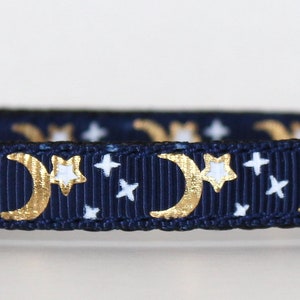 Collare per cani di taglia piccola/gatto con mezzaluna e stella su nastro blu navy