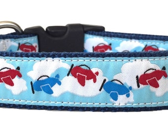 Peut inclure: Collier pour chien bleu et blanc avec un motif répété d'avions rouges et bleus volant dans les nuages.