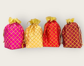 Può includere: Quattro sacchetti decorativi con coulisse in tessuto con motivi dorati e rossi. I sacchetti sono allineati in fila da sinistra a destra: rosa, beige, rosso e bordeaux.