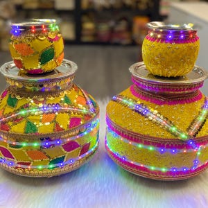 Peut inclure: Ensemble de trois tasses en céramique avec une finition mate et mouchetée. Les tasses sont de couleur crème, gris clair et gris foncé. Chaque tasse a un design minimaliste et une anse arrondie.