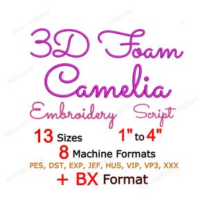 Puede incluir: Sobre un fondo blanco, texto rosa "3D Foam Camelia Embroidery Script". Incluye "13 tamaños" y medidas de "1" a 4"". También enumera "8 formatos de máquina" y "+ Formato BX" en texto negro.