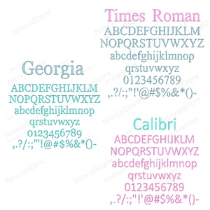 K&ouml;nnte beinhalten: Ein digitales Bild, das drei verschiedene Schriftstile zeigt: Georgia, Times Roman und Calibri. Jeder Schriftstil wird mit Gro&szlig;- und Kleinbuchstaben, Zahlen und Satzzeichen angezeigt. Die Schriftstile werden in Blau, Rosa und Hellblau angezeigt.