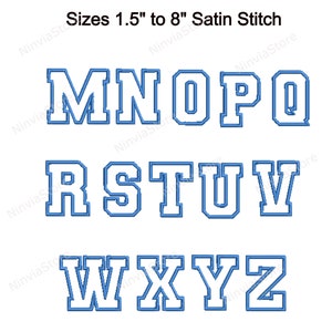K&ouml;nnte beinhalten: Ein Satz Gro&szlig;buchstaben von M bis Z mit blauer Umrandung und wei&szlig;er F&uuml;llung. Die Buchstaben sind in einer blockartigen, universit&auml;ren Schriftart gehalten. Die Buchstaben sind von 1,5 Zoll bis 8 Zoll gro&szlig;. Die Buchstaben sind f&uuml;r Satinstich-Stickerei.