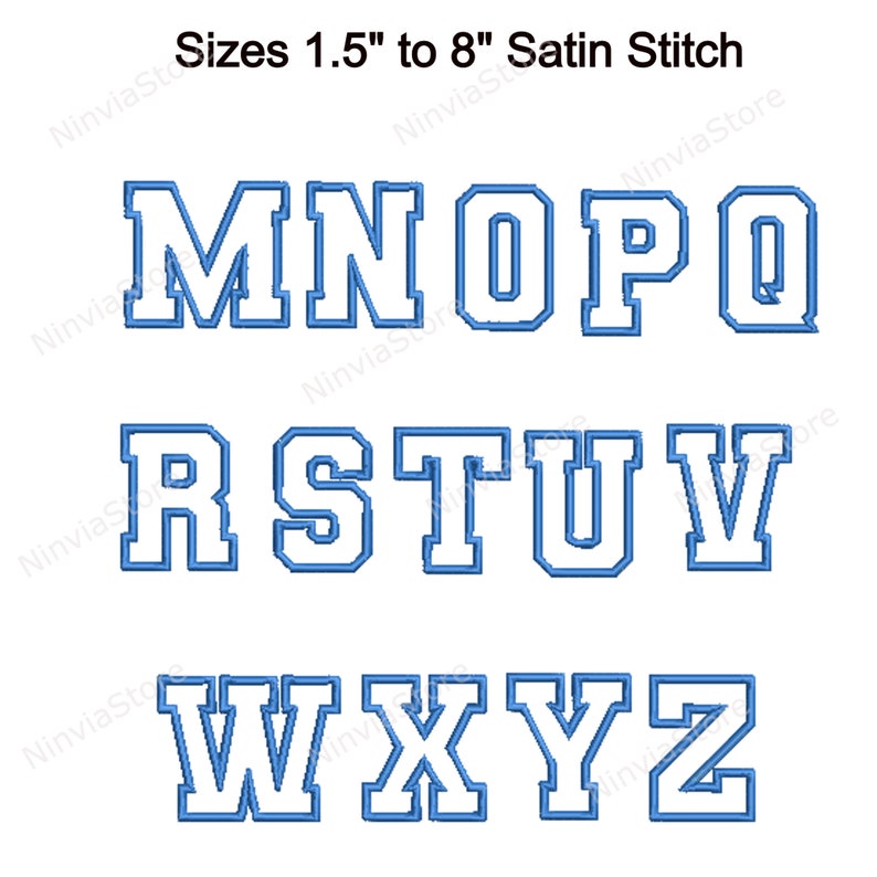 K&ouml;nnte beinhalten: Ein Satz Gro&szlig;buchstaben von M bis Z mit blauer Umrandung und wei&szlig;er F&uuml;llung. Die Buchstaben sind in einer blockartigen, universit&auml;ren Schriftart gehalten. Die Buchstaben sind von 1,5 Zoll bis 8 Zoll gro&szlig;. Die Buchstaben sind f&uuml;r Satinstich-Stickerei.