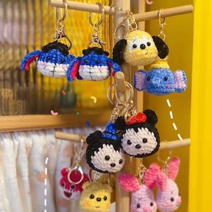 KLAAR VOOR VERZENDING - Handgemaakte gehaakte Disney-sleutelhangers: Winnie de Poeh, Mickey Mouse, Dombo, Knorretje, Lotso - Perfect voor cadeaus en verzamelobjecten