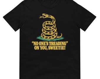 Camiseta "Nadie te pisa, cariño" - Divertida camiseta con parodia de la bandera de Gadsden - Camiseta sarcástica de serpiente de cascabel - Ropa patriótica humorística