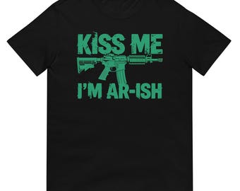 Camiseta "Bésame, soy AR-ish" - Divertida camiseta de la Segunda Enmienda del Día de San Patricio - Ropa patriótica para propietarios de armas con derechos de la Segunda Enmienda - Silueta de rifle AR-15