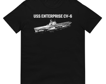 Pode incluir: Camiseta preta com uma ilustração branca do porta-aviões USS Enterprise CV-6. O texto "USS ENTERPRISE CV-6" está impresso acima do navio. O design é em branco, contrastando com o tecido preto.