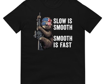 Camiseta de perezoso "Lento es suave", "Simple es rápido" - Divertida camiseta táctica con rifle de perezoso - Ropa con derechos de la Segunda Enmienda 2A - Bandera patriótica estadounidense de perezoso