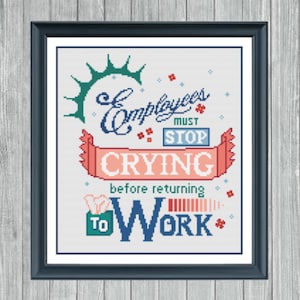 Puede incluir: Patrón de punto de cruz con fondo azul claro y texto colorido que dice "Los empleados deben dejar de llorar antes de volver al trabajo".