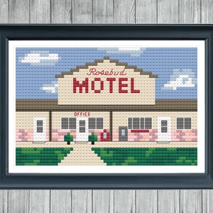 Può includere: Un'illustrazione pixel art di un motel chiamato "Rosebud Motel" con un cielo blu e nuvole bianche sullo sfondo. Il motel ha un cartello con il nome del motel, una porta etichettata "Office" e due finestre su ogni lato.