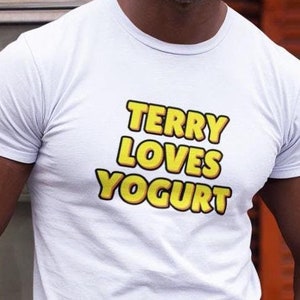 TERRY LOVES YOGURT T-Shirt - Brooklyn 99 Nine Nine Lustiges Fan Geschenk