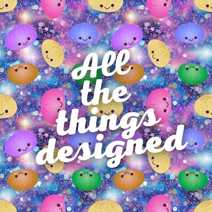 Puede incluir: Un patrón caprichoso con formas de dumpling sonrientes de varios colores, incluyendo morado, rosa, amarillo y verde, sobre un fondo estrellado con temática de galaxia. El texto "All the things designed" está superpuesto en blanco.