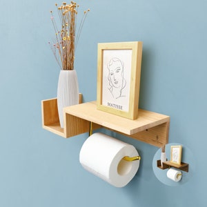 Golden wood toilet paper holder - Wooden toilet paper dispenser with macramé style telephone holder - Easy storage wall shelf 30x12x10cm