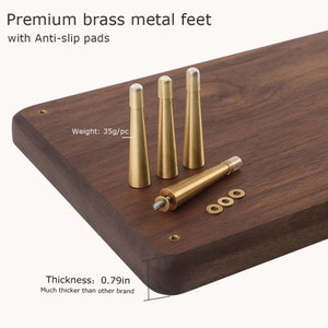 Pu&ograve; includere: Quattro piedini in metallo dorato con cuscinetti antiscivolo, fissati a una superficie in legno marrone scuro. Il testo "Peso: 35g/pc" e "Spessore: 0,79 pollici" &egrave; visibile sulla superficie. Molto pi&ugrave; spesso di altri marchi.