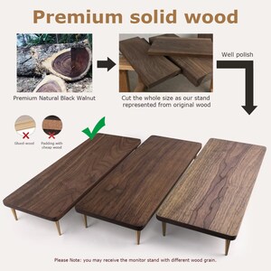 Pu&ograve; includere: Tre supporti per monitor in legno massello di noce nero. I supporti sono ben lucidati e presentano una venatura del legno naturale. L'immagine mostra il legno utilizzato per realizzare i supporti, che &egrave; tagliato da un pezzo di legno pi&ugrave; grande. Il testo "Premium Natural Black Walnut" &egrave; visibile nell'immagine.