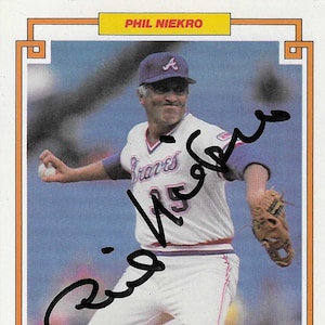 Phil Niekro, Hall da Fama, assinou o cartão Donruss Champion 3.5x5 1984 nº 34