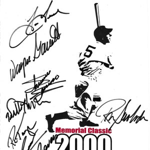 Puede incluir: Silueta en blanco y negro de un jugador de béisbol con un bate, con el texto "Memorial Classic 2000" y "February 11 & 12, 2000" en rojo. La imagen está firmada por varias personas, incluyendo "Wayne "The Train"  Gretzky".