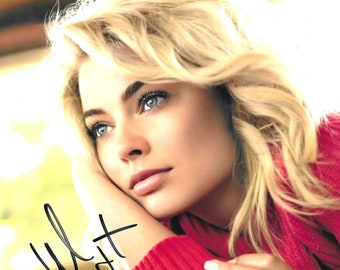 Margot Robbie, Signed 8x10 Photograph