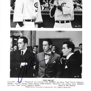 Op de afbeelding: Zwart-witfoto van een scène uit de film Eight Men Out. De foto toont de acteurs Charlie Sheen, John Cusack en D.B. Sweeney. Het bijschrift luidt "Eight Men Out" en bevat de copyrightinformatie "©1988 Orion Pictures Corporation. All Rights Reserved."