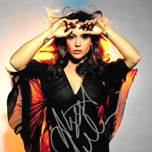 Alyssa Milano, Signed 8x10 Photograph