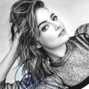 Emma Stone, Signed 8x10 Photograph