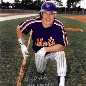 LENNY DYKSTRA NEW YORK METS NAILS BECKETT AUTHENTICATED ACTION SIGNED 8x10