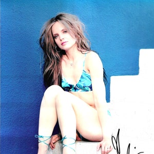 Mena Suvari, Signed 8x10 Photograph
