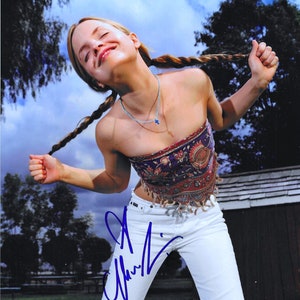 Mena Suvari, Signed 8x10 Photograph