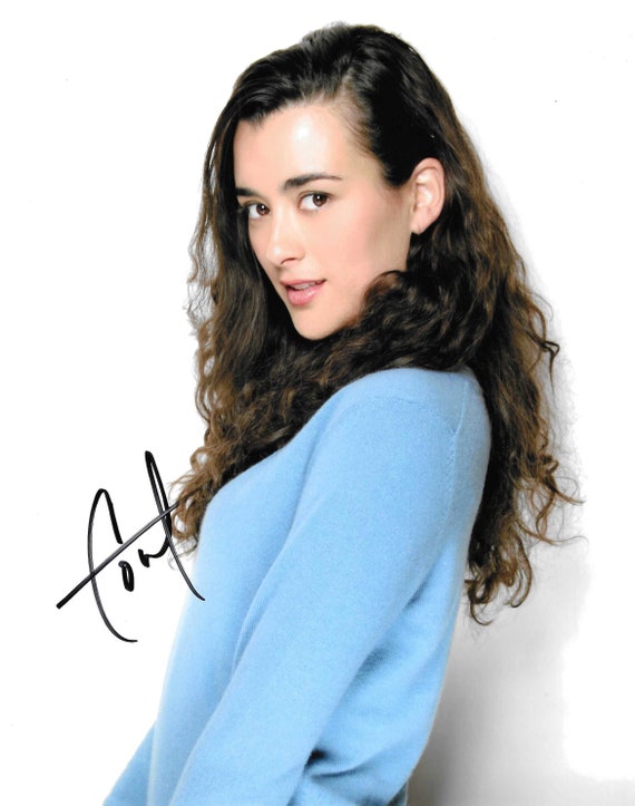 Cote de Pablo Signed 8x10 Photograph