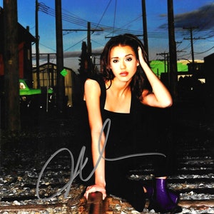 Jessica Alba, Signed 8x10 Photograph
