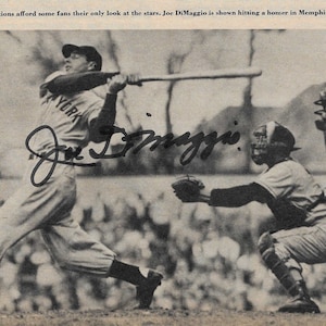 Joe DiMaggio, Hall of Fame, Signiert 5,5x7,75 Original Sport Magazinklammer 1952