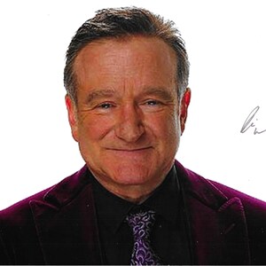 Könnte beinhalten: Ein Porträt von Robin Williams, der einen tiefvioletten Samtblazer, ein schwarzes Hemd mit Kragen und eine gemusterte violette Krawatte trägt. Das Bild zeigt eine Signatur im oberen rechten Bereich vor einem schlichten weißen Hintergrund.