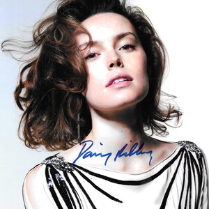 Daisy Ridley, Signed 8x10 Photograph